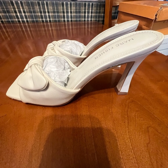 Women’s size 8M Marc Fisher Demar ivory  box is damaged will ship in generic box - Picture 2 of 4